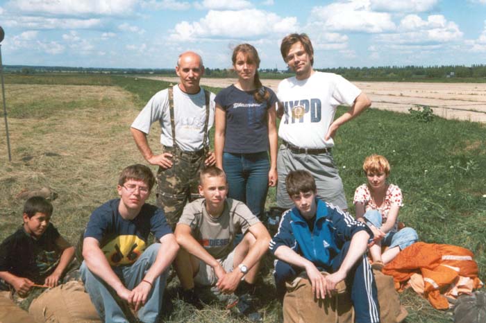 Выжившие парашютисты и инструктор.